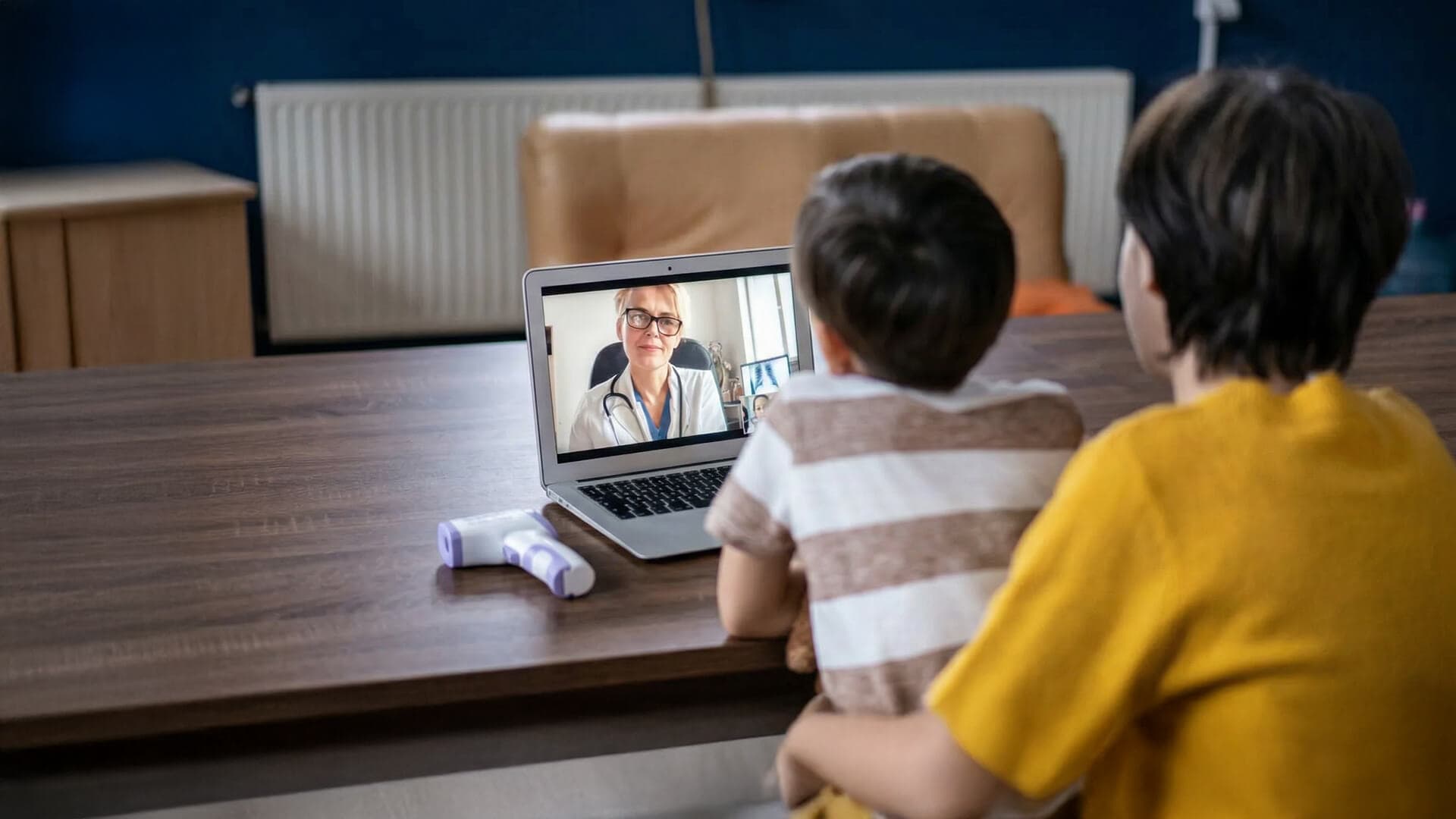 Médico sorrindo usando um tablet digital